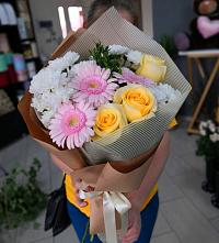Букет цветов из:  Герберы, Розы и Хризантемы в Вяртсиле